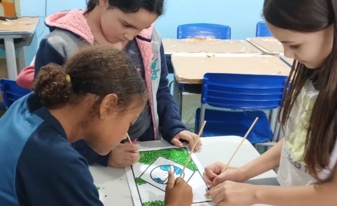 Crianças do SCFV desenvolvem atividade em homenagem à Bandeira do Brasil.