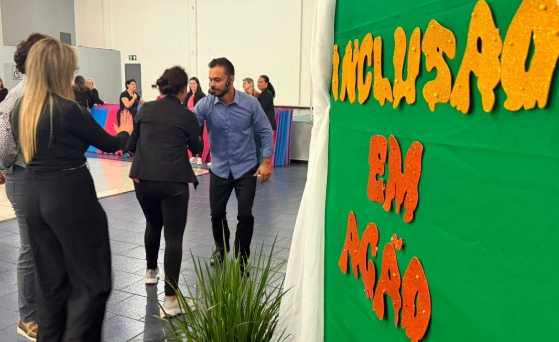 Secretaria de Educação promove palestra sobre manejo de alunos em crise no Espectro Autista.