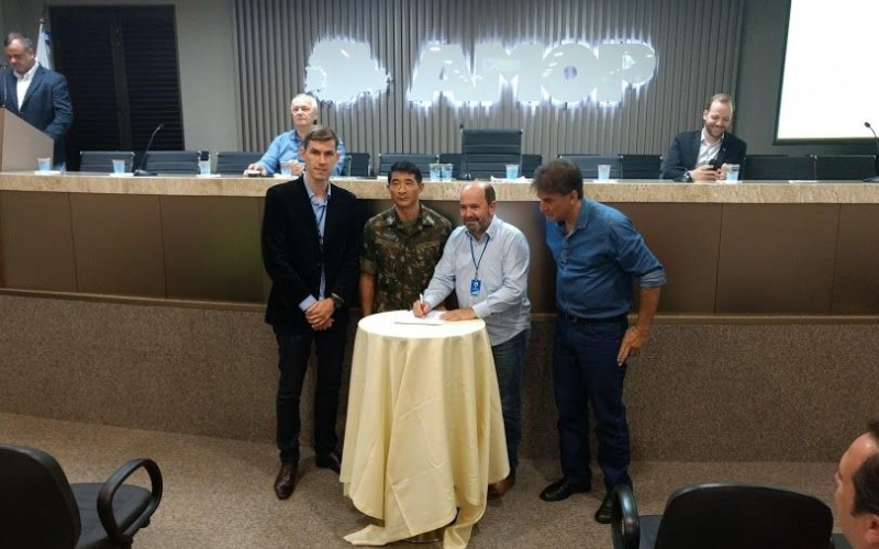 Prefeito assina acordo de participação no Projeto Rondon
