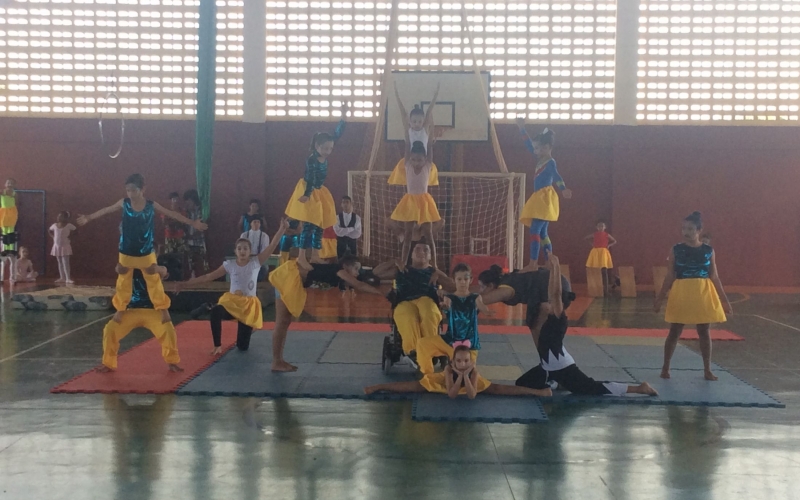 Crianças de São Pedro do Iguaçu realizam apresentações circenses