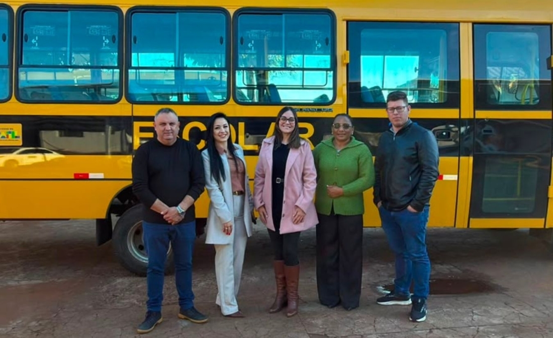 Secretaria de Educação amplia frota com a chegada de ônibus e micro-ônibus escolares.