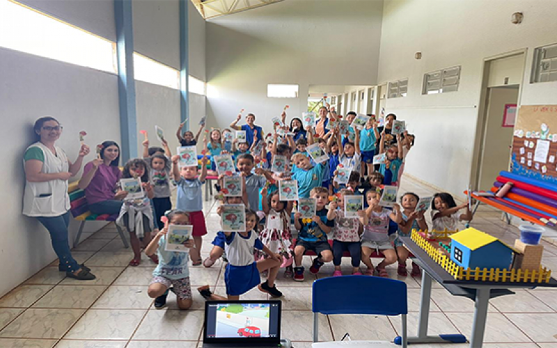 Agentes de endemias realizam atividade sobre o combate a dengue na Escola Municipal Presidente Costa e Silva. 
